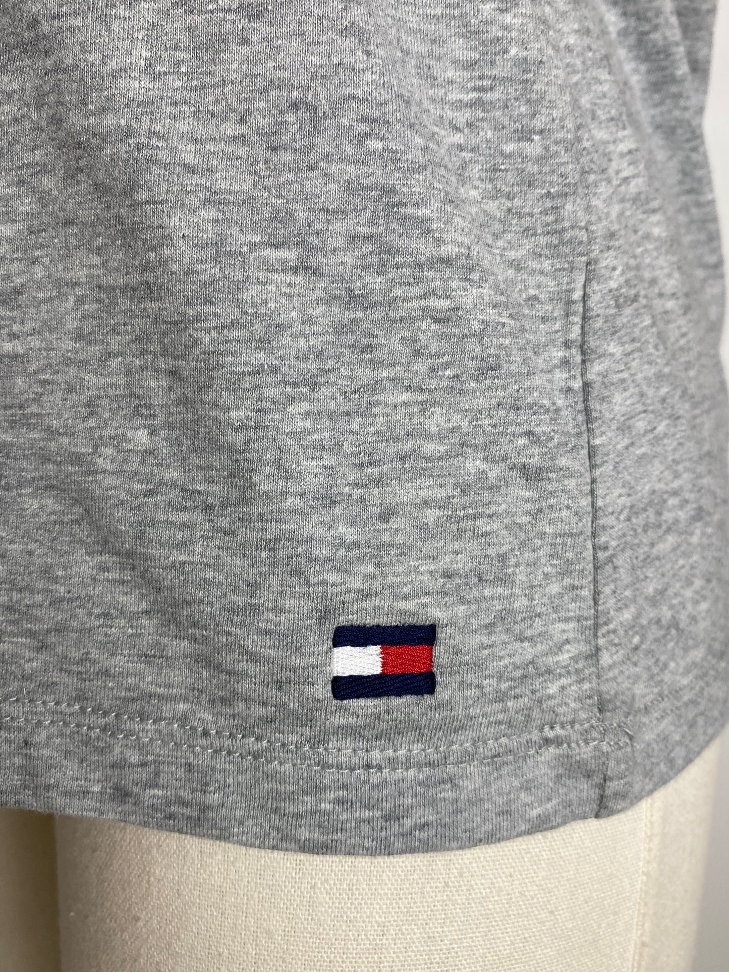 Tommy Hilfiger, cuello redondo.