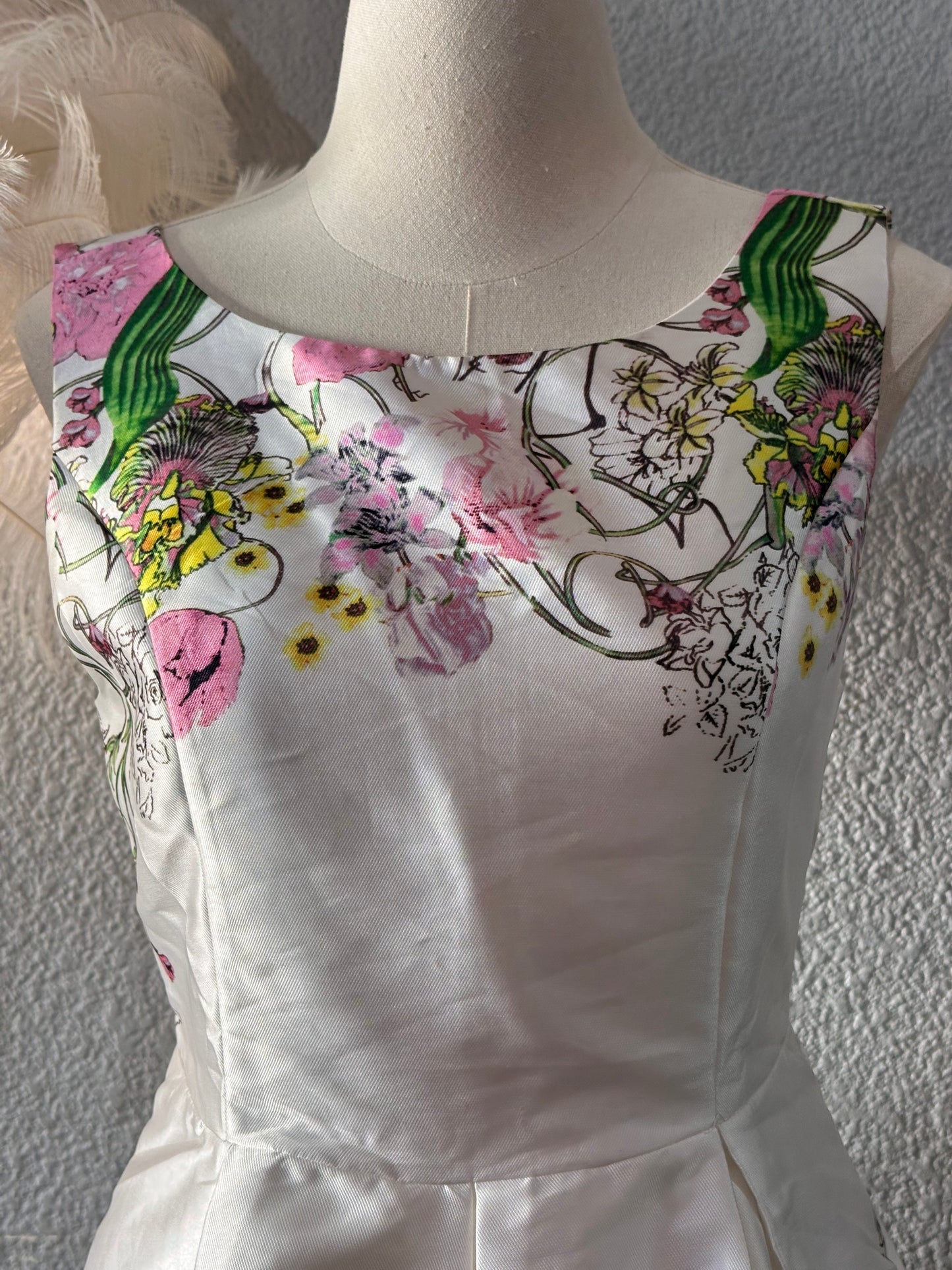 Vestido blanco con flores. Talla M