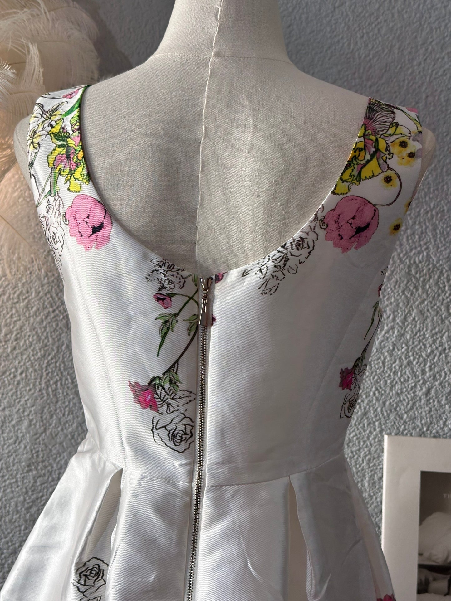Vestido blanco con flores. Talla M