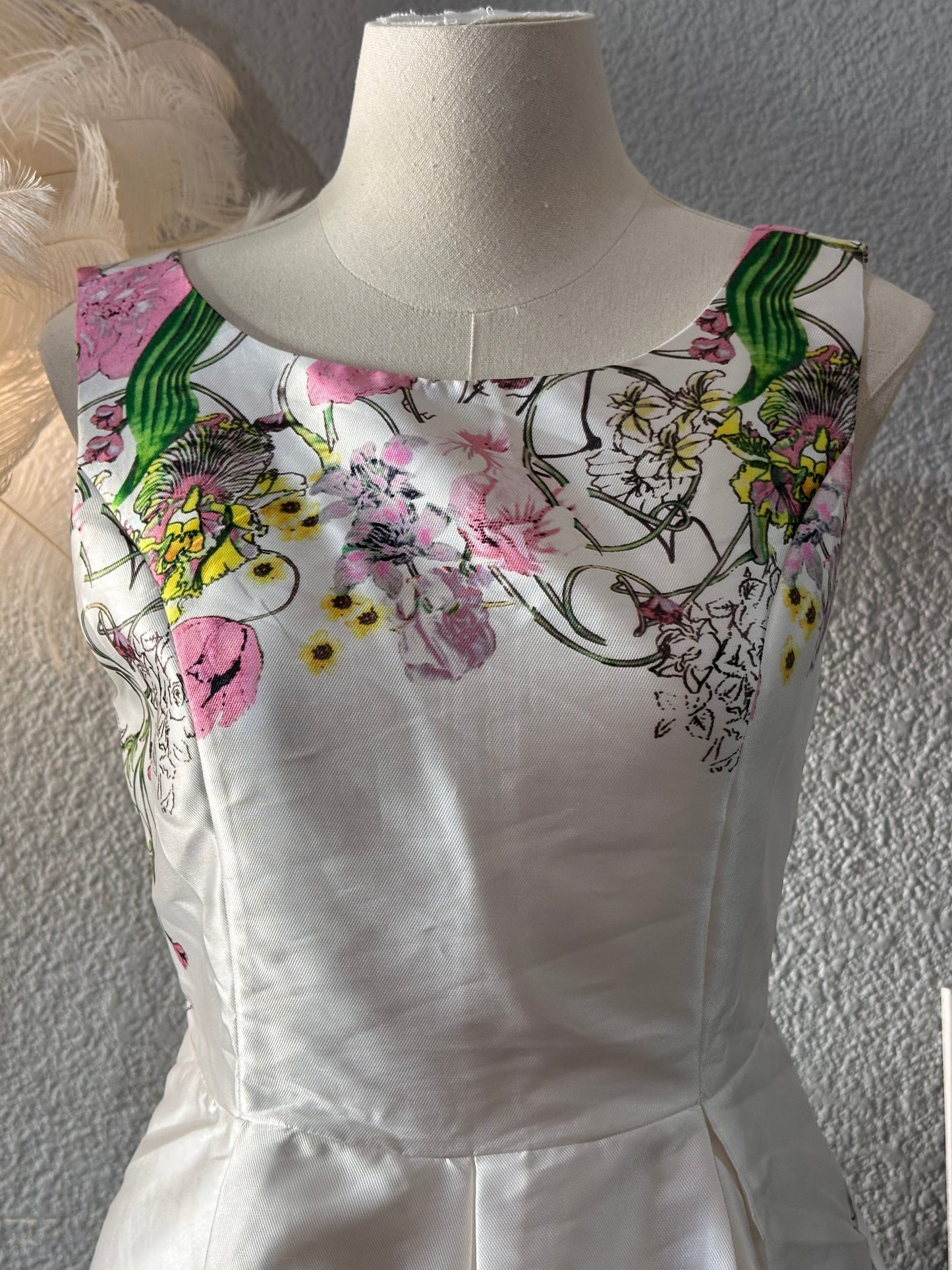 Vestido blanco con flores. Talla M