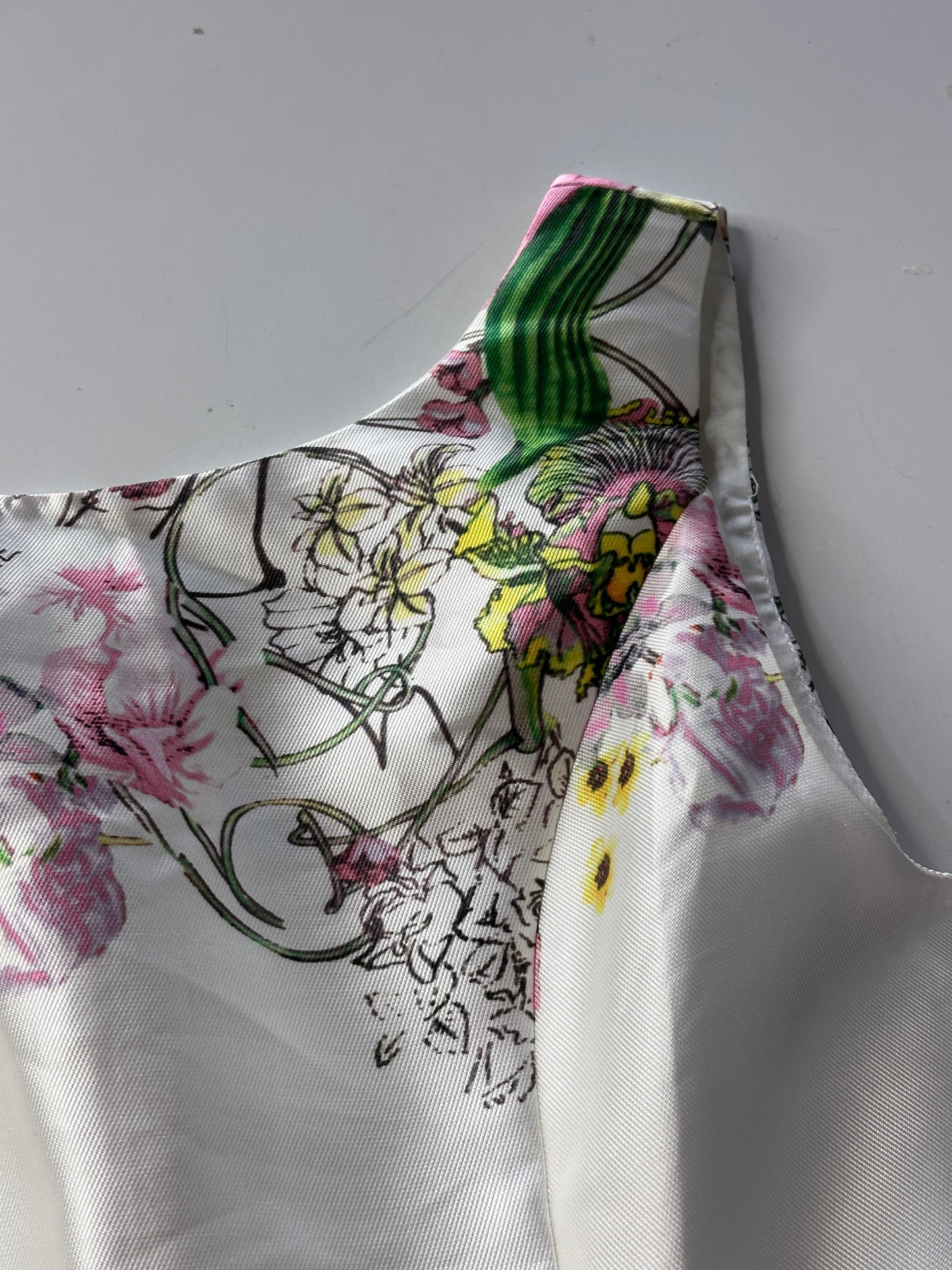 Vestido blanco con flores. Talla M