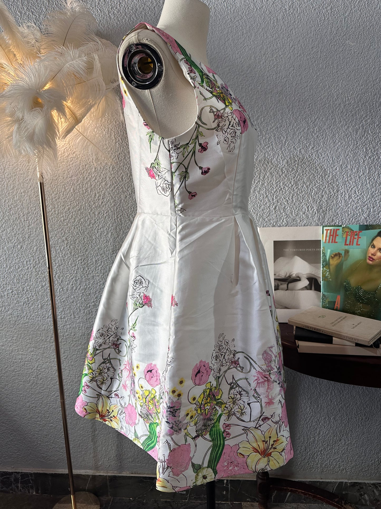 Vestido blanco con flores. Talla M